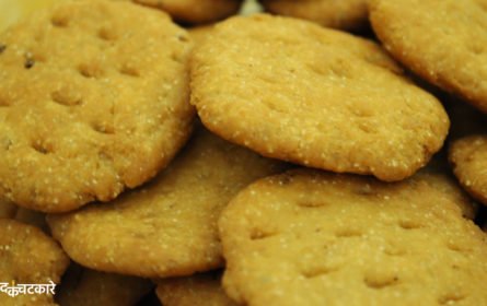 Homemade Crispy Atta Mathri Recipe in Hindi