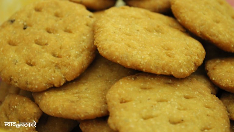 Homemade Crispy Atta Mathri Recipe in Hindi