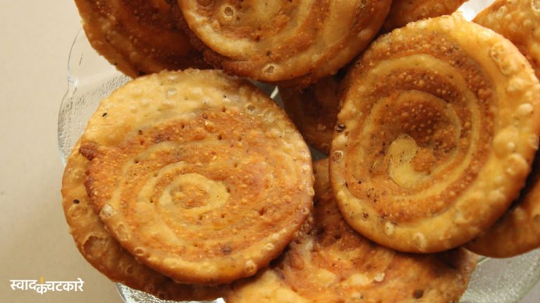 Crispy Besan Masala Mathri Recipe